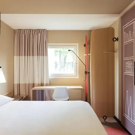 Ibis Porte De Geneve 3*