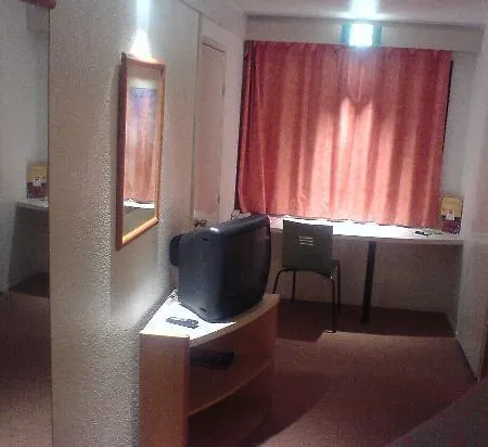 Ibis Porte De Genève Hotel 3*